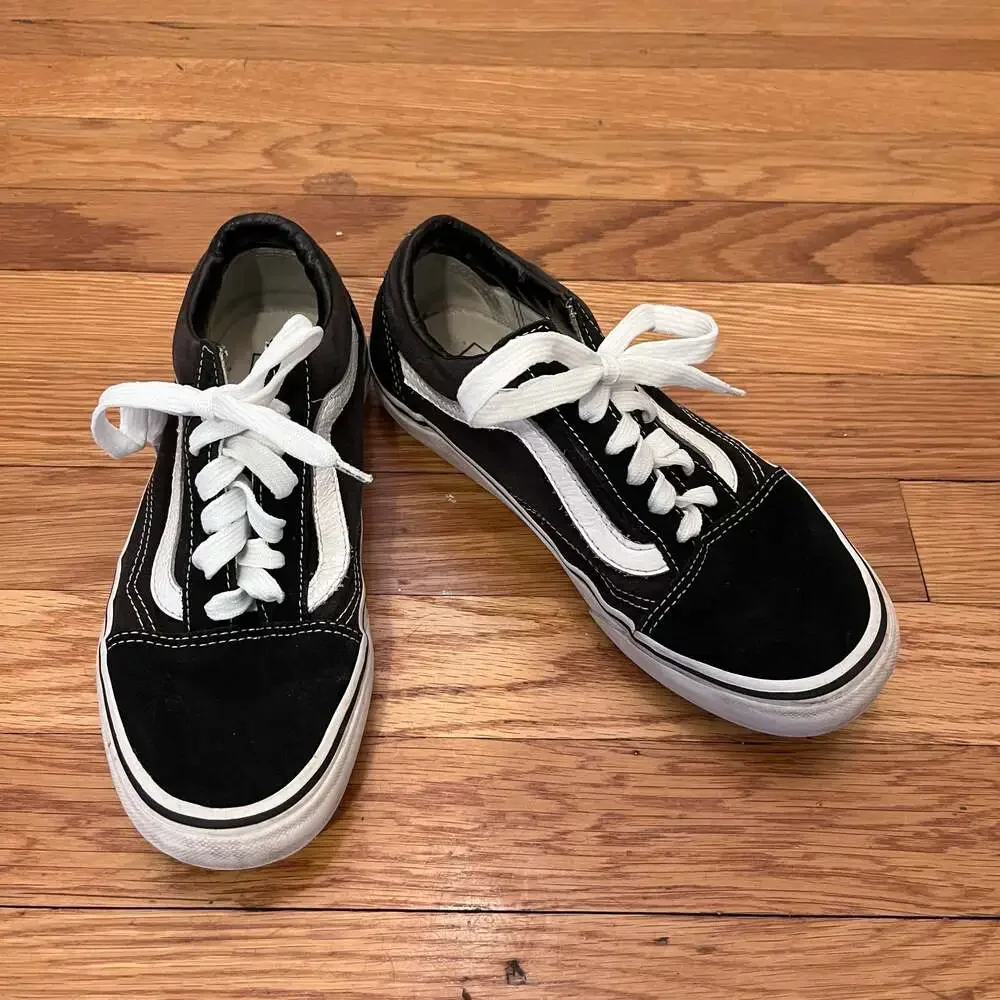 Vans Old Skool Black and White Skate Shoes Low Top Size 6.5 Women’s Streetwear